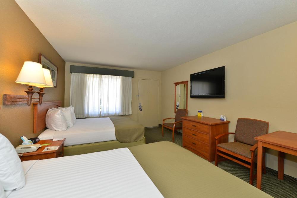 Queen Room with Two Queen Beds - Non Smoking interior